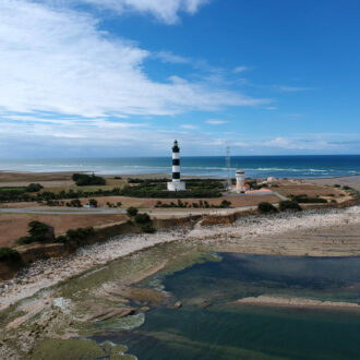 Phare en bord de mer photographié par le drone Presta Div'Airs