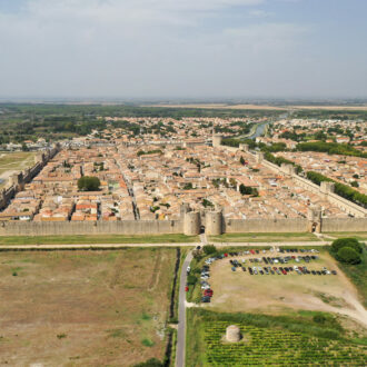 Vue aérienne d'une ville fortifiée dans les alentours de Limoges photographiée par le drone Presta Div'Airs