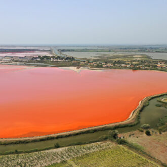 Étang aux couleurs orangées photographié par le drone Presta Div'Airs