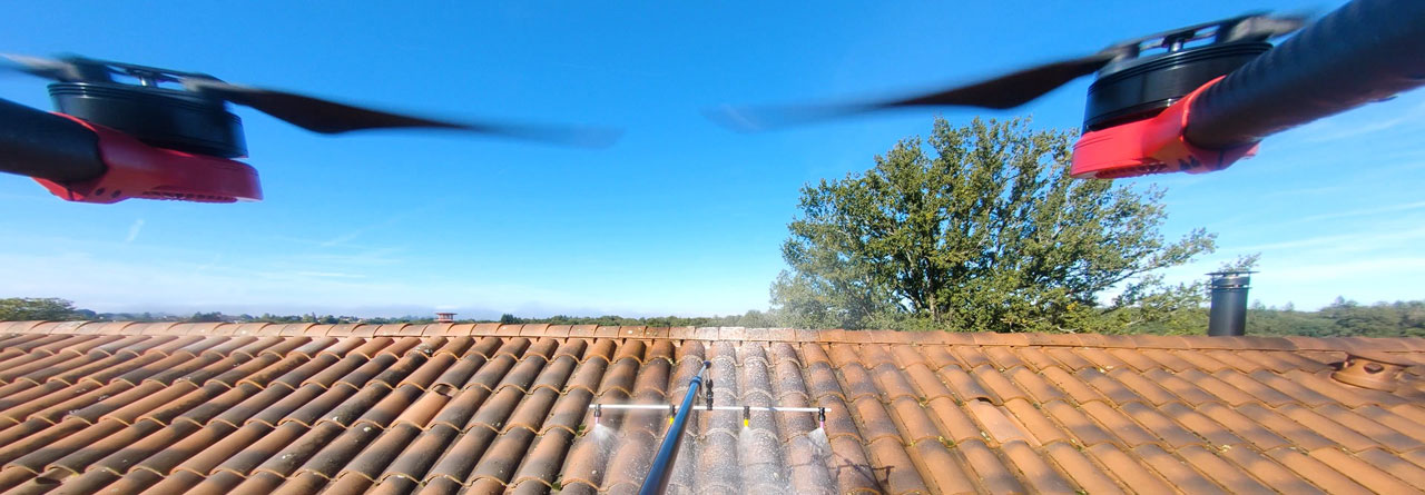 Drone pulvérisant une toiture - PRESTA DIV’AIRS