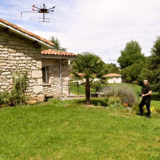 Drone équipé du pulvérisateur pour démoussage de toiture piloté par Nicolas Andraud - Presta Div'Airs