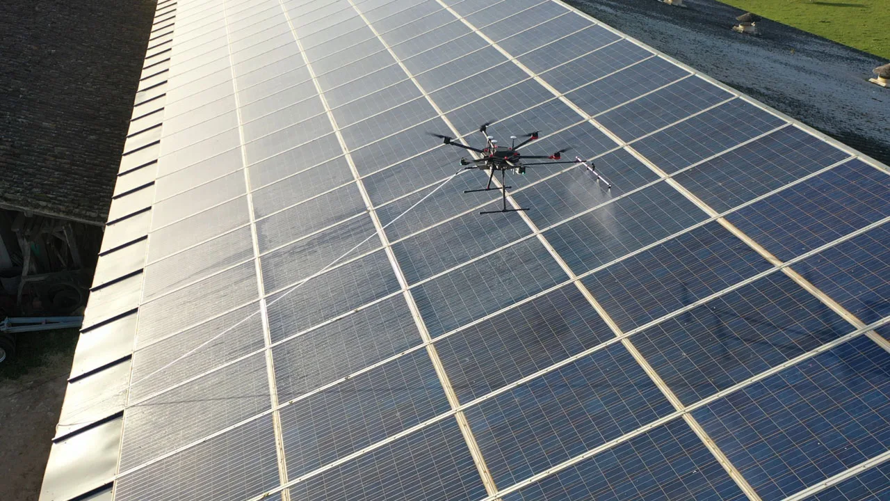 Inspection et nettoyage de panneaux photovoltaïques par drone Inspection et nettoyage de panneaux photovoltaïques par drone